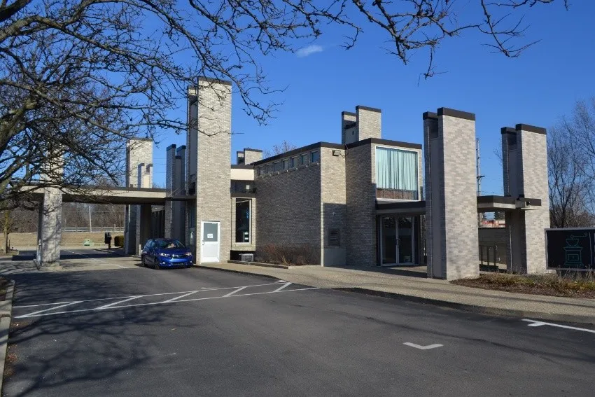 Drive-up windows at the Eastbrook Plaza Branch of Irwin Union Bank in Columbus